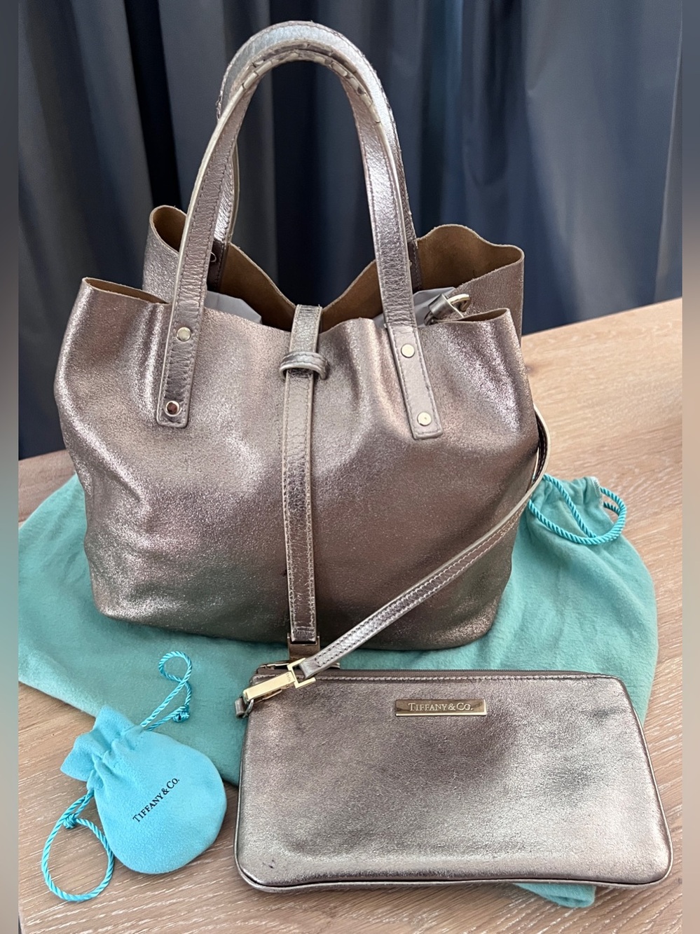 🩵👑TIFFANY & CO. METALLIC GILVER REVERSIBLE LEATHER HIDE TOTE & POUCH👑🩵